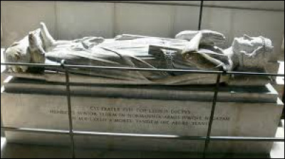 Mort d'une violente poussée de fièvre en 1223 à l'âge de 57 ans, Philippe Auguste a été le premier roi inhumé à la basilique St Denis, la nécropole des rois de France :