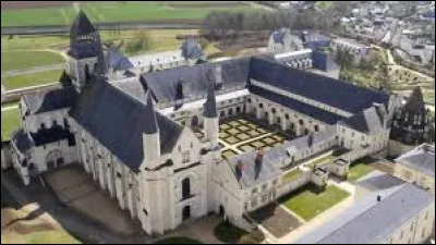 Dans quelle abbaye située en Anjou se trouve la nécropole de cette dynastie ?