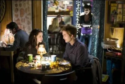 Quel plat prend Bella quand Edward l'emmne manger aprs son agression dans 'Fascination' ?