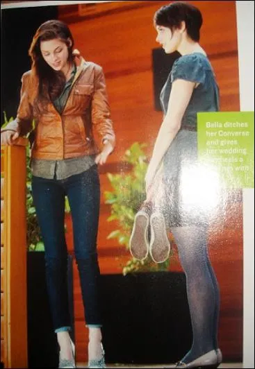 De quelle couleur sont les talons qu'Alice fait essayer  Bella dans 'Rvlation' ?