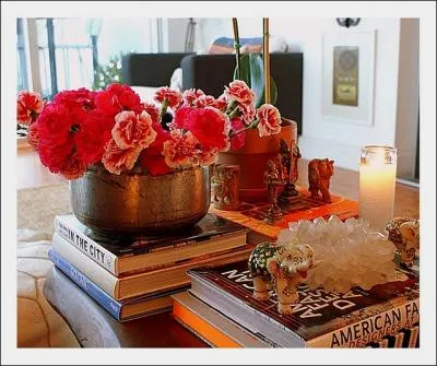 Un joli petit bouquet trs simple, dont la grce tient aux tiges courtes des fleurs qui le composent, qui sont ?