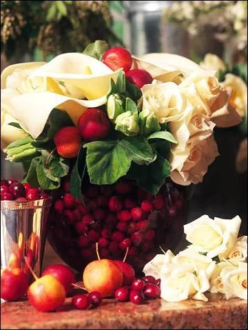 Un superbe bouquet de fte, dont les fleurs sont places dans une coupe transparente contenant ?