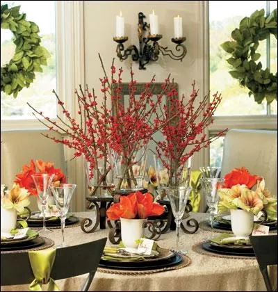 Une trs jolie table de fte, compose de hauts bouquets de branchages  baies rouges, et, dans des tasses ?
