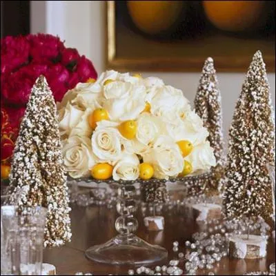 Ce joli bouquet rond doit son charme  ses petits fruits piqus dans les fleurs, qui sont,  votre avis ?