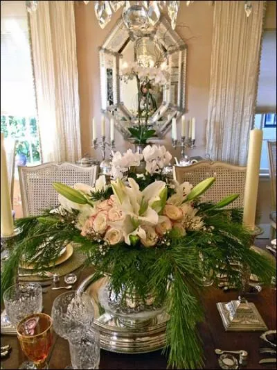 Un joli bouquet de fte, avec roses et cyclamens, dont le charme provient ?