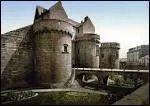Avant le rattachement de la Bretagne  la France, le chteau de Nantes avait une double fonction, rsidence ducale et forteresse contre le pouvoir royal. Combien de tours a-t-il du ct de la Loire ?