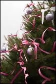 Une ide toute simple mais qui fait son effet, dcorez le sapin d'une multitude de rubans et noeuds de ?