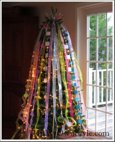 Un tonnant sapin dcor de papier carton et de ?