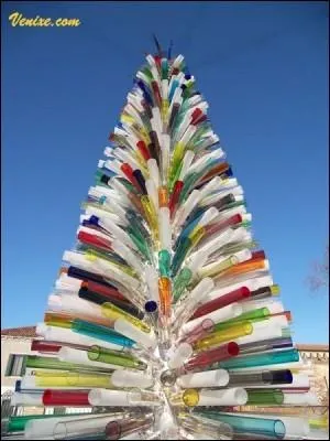 Un grand sapin color et tonnant, fabriqu en ?