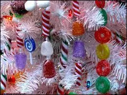 Il est aussi trs facile et trs gourmand (pas besoin de botes de rangement aprs la fte) de dcorer le sapin avec ?