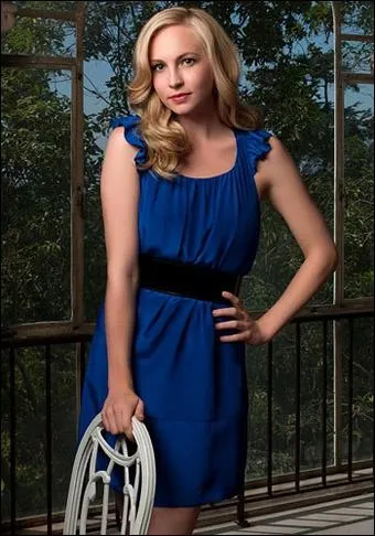 Dans la saison 2, en quoi Caroline se change-t-elle ?