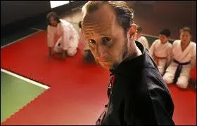 Dans quel film de Gilles Lelouche (2004) interprre-t-il Lenny Bar, un professeur de karat ?