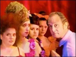 Quel film de Patrice Leconte le transforme en coach de l'quipe de Charmoussey qui veut battre Super-Charmoussey au concours local annuel ?