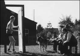 Dans quel film de Benot Mariage (1999) oblige-t-il son fils  battre le record du monde d'ouverture de porte ?