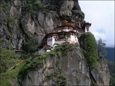 Un pays invente le BNB(le Bonheur National Brut )  l'occasion du mariage de son roi ; c'est :