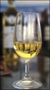 Quel est ce vin molleux dont les vignobles sont situs dans le Barn, et qui a honor la table d'Henri IV au XVIe sicle ?