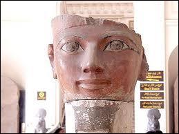 Fille de Thoutmosis 1er, pouse de Thoutmosis II,  la mort de son mari elle se fait couronner Pharaon. Aprs sa mort, Thoutmosis III, son neveu fera effacer son nom de toutes les inscriptions.