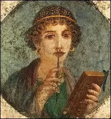 Clbre potesse grecque de l'Antiquit, elle cre  Mytilne un cercle de jeunes filles  qui elle enseigne le savoir vivre, les activits domestiques sous le signe des arts musicaux.