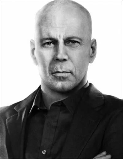 Et enfin, qui interprte Mr Church, l'agent de la CIA qui donne sa mission  Barney Ross ?