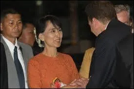 Comment s'appelle l'opposante qui est trs populaire dans le monde  la suite de son prix Nobel de la Paix en 1991 ?