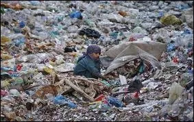 L'Inde, pays en pleine croissance conomique, a rduit son taux de pauvret. Combien le pays compte-t-il de personnes vivant avec moins d'un dollar par jour ?