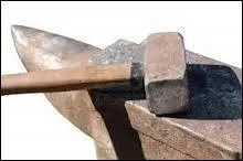 Quelle divinit de la mythologie romaine a le marteau et l'enclume pour attribut ?