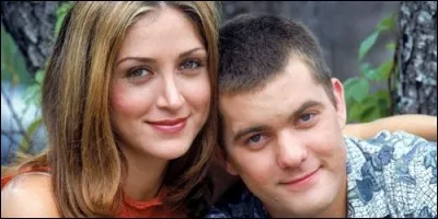 Dans quelle série Sasha Alexander incarne la grande soeur de Pacey Witters ?