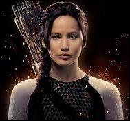 Dans quel domaine des armes Katniss est-elle une  experte  ?