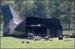 Quel est le nom de l'abri o se trouvent toutes les armes et les sacs de survie ?