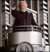 Quel est le nom du prsident de cet Etat totalitaire qui dclare, du haut de la tribune, l'ouverture des 74e Hunger Games ?