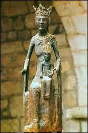 Quelle est cette clbre vierge noire d'une ville du Lot connue pour un petit fromage qui 'rend chvre' ?