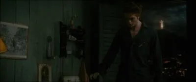 O se trouve Edward quand il appelle chez Bella ?