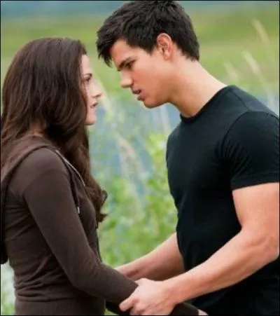 Quelle est la raction de Bella quand Jacob l'embrasse la premire fois ?