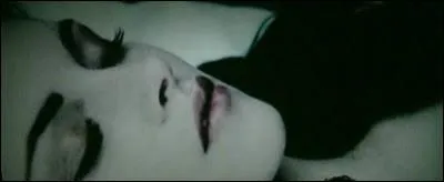 De quelle couleur sont les yeux de Bella  la fin du film ?