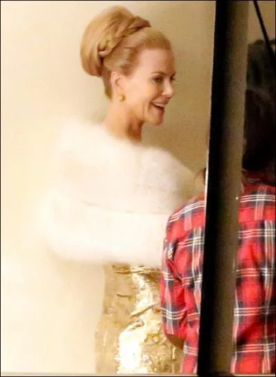 Voici une photo de tournage prsentant Nicole Kidman en grande tenue luxueuse de Princesse contemporaine. Quelle princesse interprte-t-elle dans ce film ?