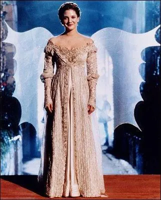 En dpit de ses ailes de papillon, c'est bien de Cendrillon dont il s'agit, dans le film A tout jamais, mme si l'histoire est celle de Danielle de Barbarac. Qui est l'actrice ?