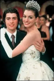La charmante Anne Hathaway se dcouvre du jour au lendemain Princesse hritire dans le film 'Princesse malgr elle'. Elle se prnomme ?