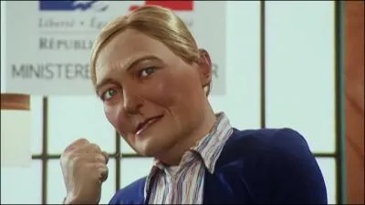 Une blonde qui porte bien les couleurs brunes ...