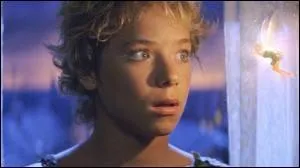 A la fin de l'histoire, Peter revient un an aprs chez les Darling, qui demandent o est la Fe Clochette. Que rpond-il ?