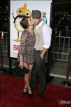 Avec quel chanteur connu est-elle sortie ?