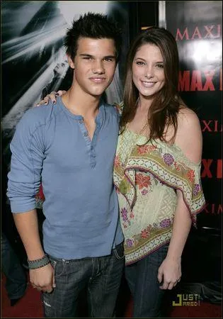 Ashley est longtemps sortie avec un acteur de 'Gossip girl' , lequel ?