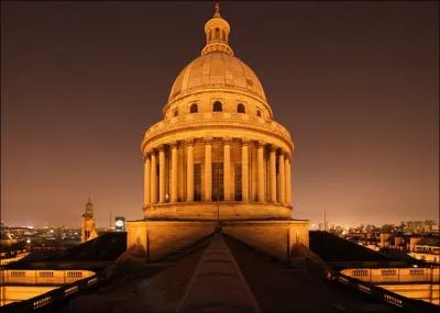 Je ne vais pas vous demander de quel pays Paris est la capitale. Dites-moi plutt sur quelle colline parisienne est construit le Panthon :