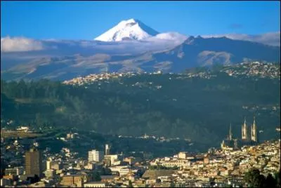 Ville de la cordillre des Andes, Quito fut fonde au XVIe sicle. C'est la capitale ...