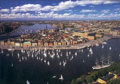 Construite sur plusieurs les au bord de la Baltique, Stockholm est la capitale de la Sude. C'est une des 'Venise du Nord'. Comment s'appellent les habitants de Stockholm ?