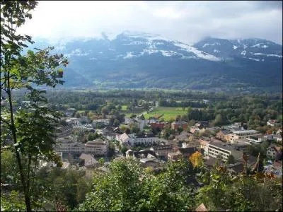Vaduz est la capitale de la Principaut du Liechtenstein, petit pays enclav de l'Europe de l'Ouest. Elle est situe dans ...