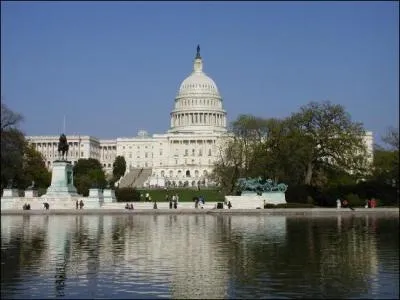 Washington DC est la capitale des Etats-Unis d'Amrique. Elle est peuple d'un peu plus de 600 000 Washingtoniens. Quel est le nom du fleuve qui l'arrose ?