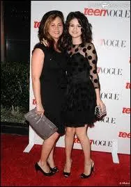 Comment s'appelle sa mre ?