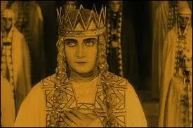 Qui est cette femme et qui la convoite ?