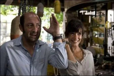 A l'aroport, avant de partir pour Miami, Emilie , une jeune voleuse, glisse un tableau de matre dans le sac d'Arthur (K. Mrad).