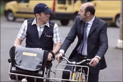 Philippe Abrams, directeur d'une agence de La Poste est mut dans le Nord,  Bergues par mesure disciplinaire.